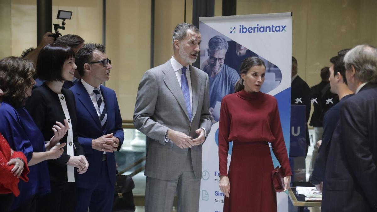 König Felipe VI. und Königin Letizia im CaixaForum vor einem Aufsteller der App &quot;IberianTax&quot;.