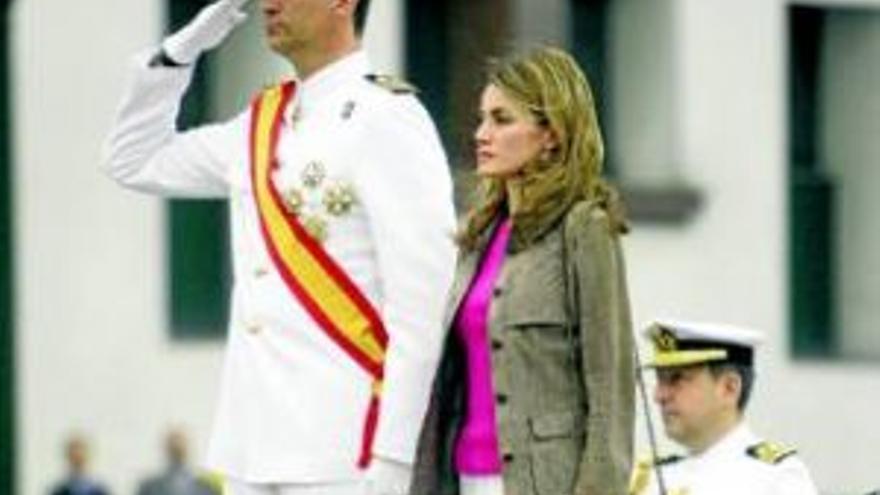 Los Príncipes presiden la jura en la Escuela Naval de Marín