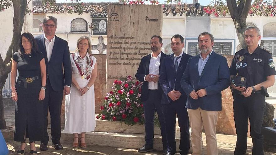 El Ayuntamiento de Puente Genil hace una ofrenda floral ante el monolito a las víctimas de la Guerra Civil