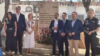 El Ayuntamiento de Puente Genil hace una ofrenda floral ante el monolito a las víctimas de la Guerra Civil
