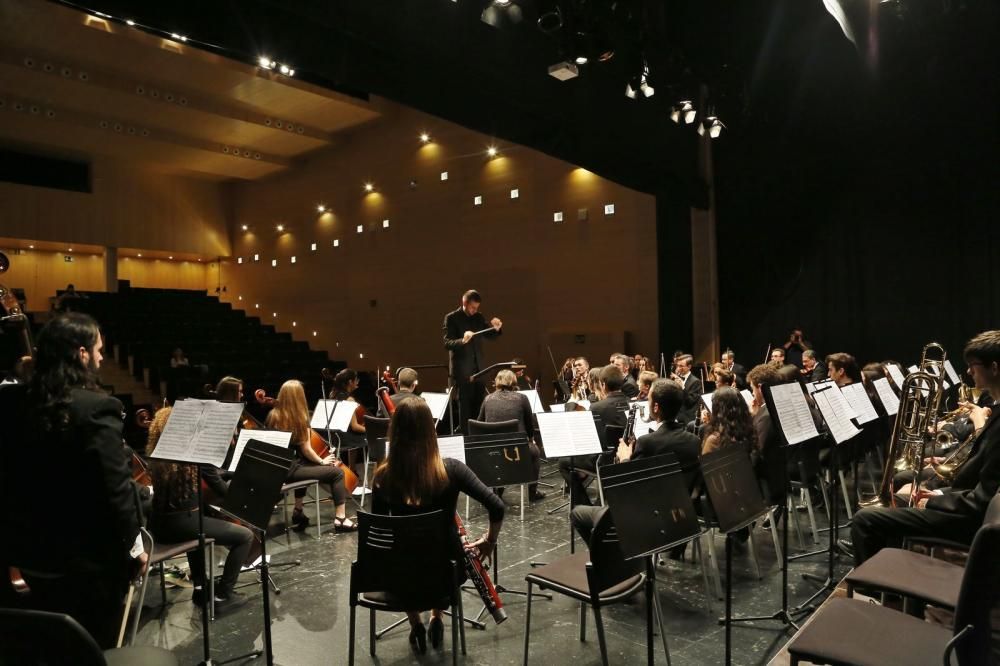 La gran afluencia de público obliga a la Joven Orquesta de Torrevieja a doblar su concierto en el Centro Cultural Virgen del Carmen