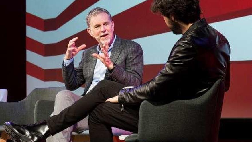 El CEO de Netflix, Reed Hastings (i), y el actor Álvaro Morte. // Efe