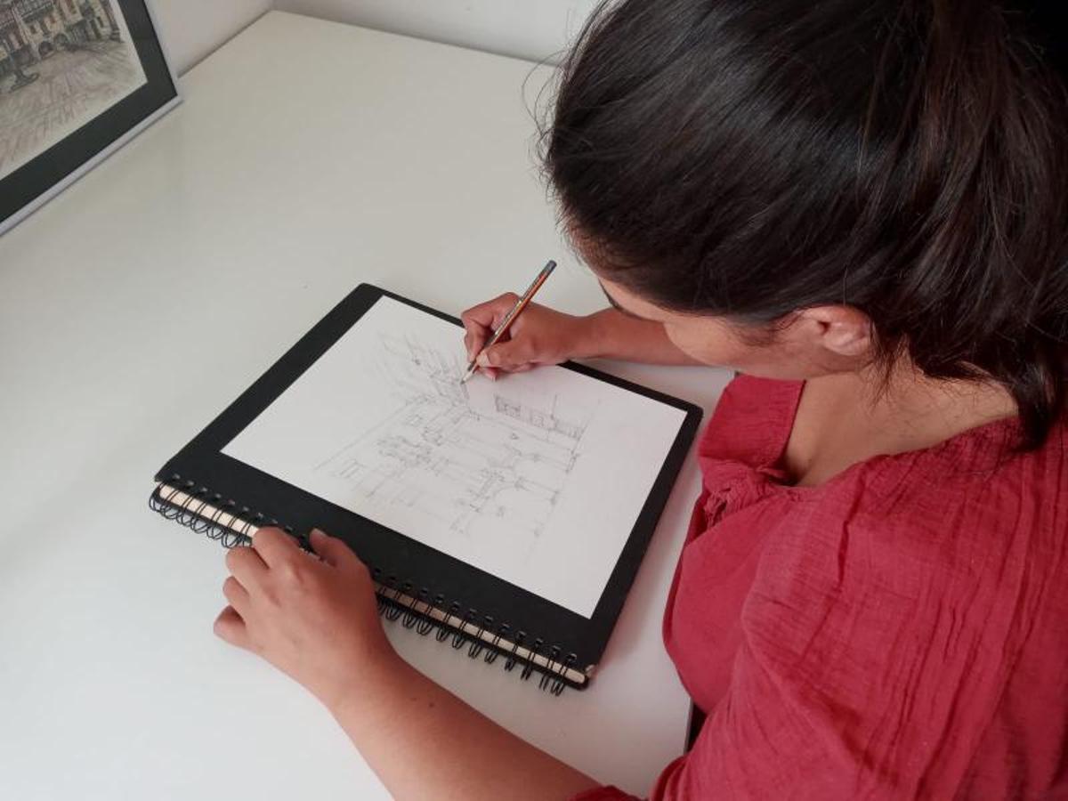 Cristina Omil realizando uno de sus dibujos. | // FDV