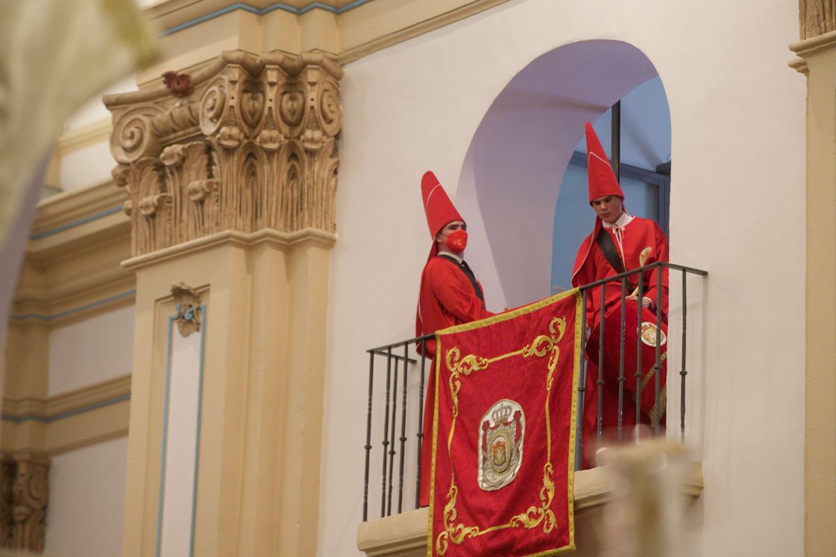 Los 'coloraos' de Murcia celebran el Miércoles Santo en la iglesia del Carmen tras la suspensión de la procesión