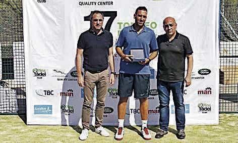 Subcampeones primera masculinaJavi Suasi recoge el premio tras luchar por la categoría en representación de su compañero.