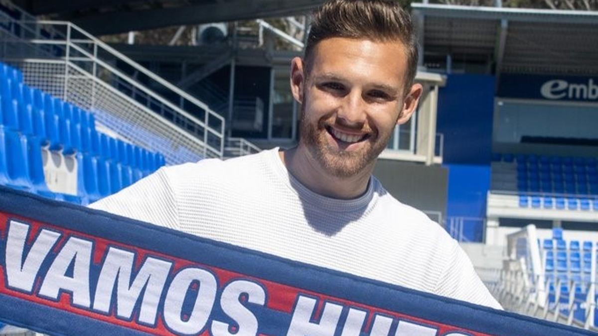 Diego González, con la bufanada del Huesca en El Alcoraz.