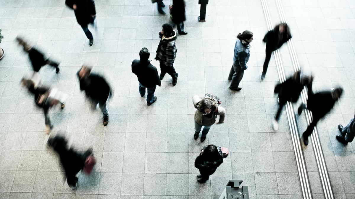 Personas caminando por la calle.