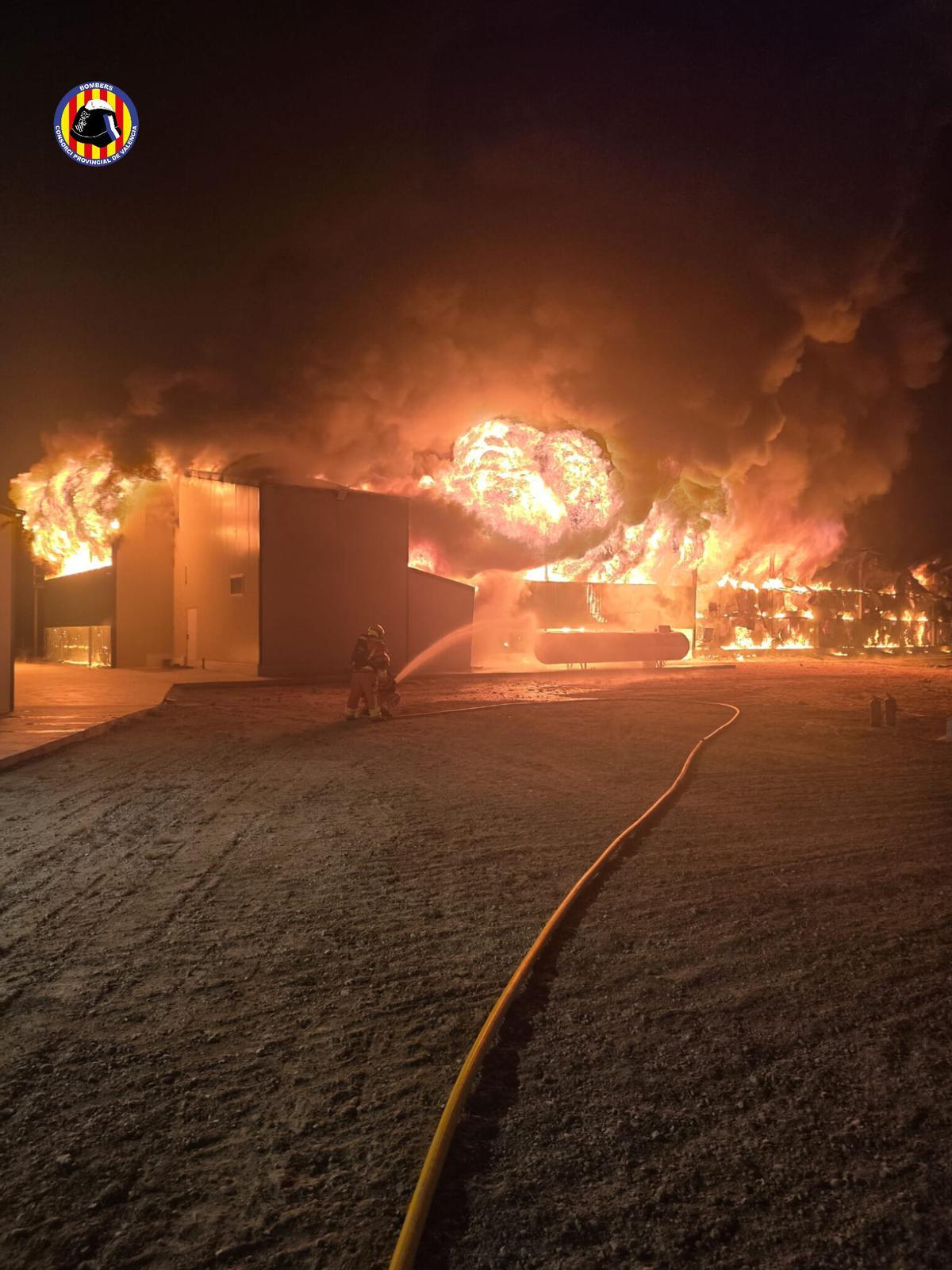 La granja de pollos ubicada en Sinarcas ardiendo en la madrugada de hoy.