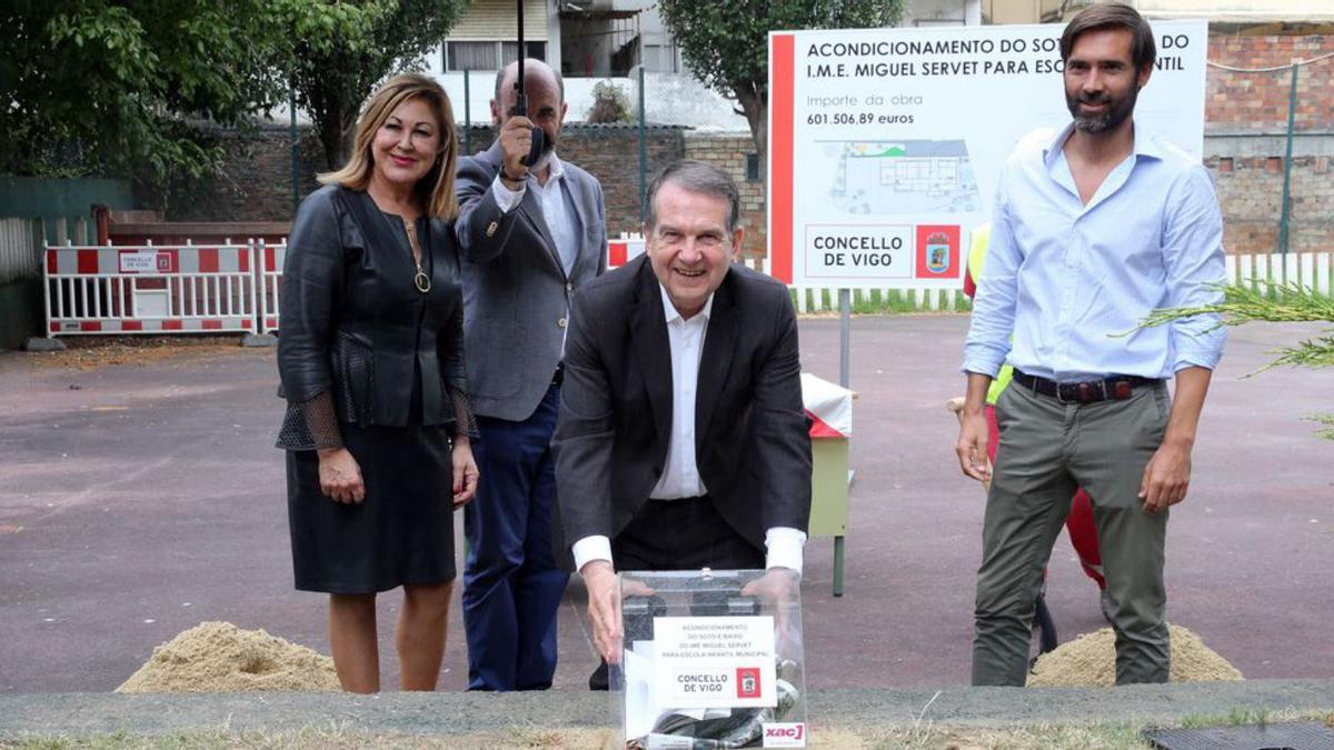 Abel Caballero coloca la primera piedra de la nueva escuela infantil de Santa Marta.