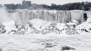 Impactante escena de las cataratas del Niágara en proceso de congelación, ayer.