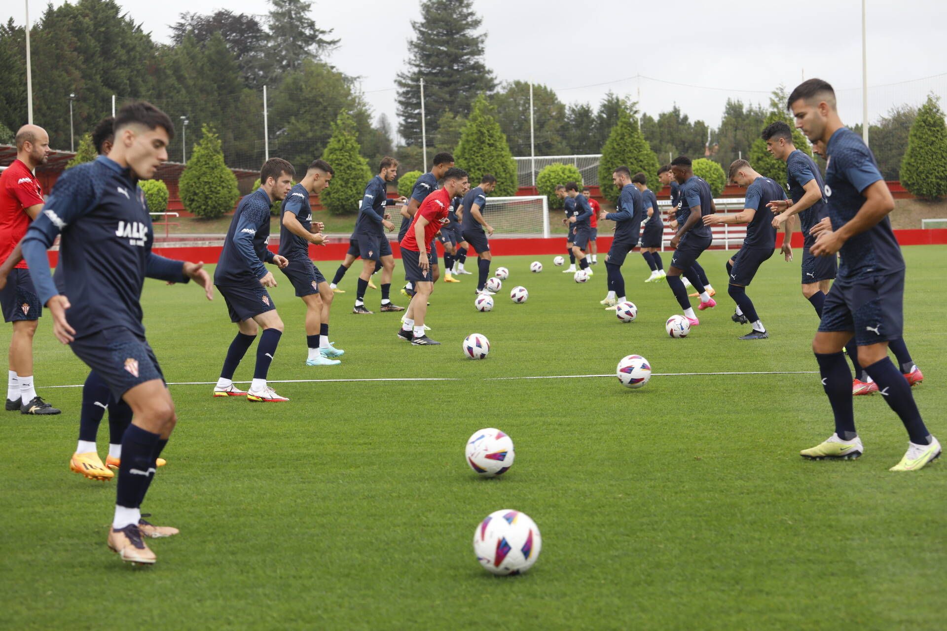 El entrenamiento del Sporting antes de su debut liguero en El Molinón, en imágenes