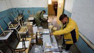 Preparativos de un colegio electoral de Buenos Aires para las primarias.