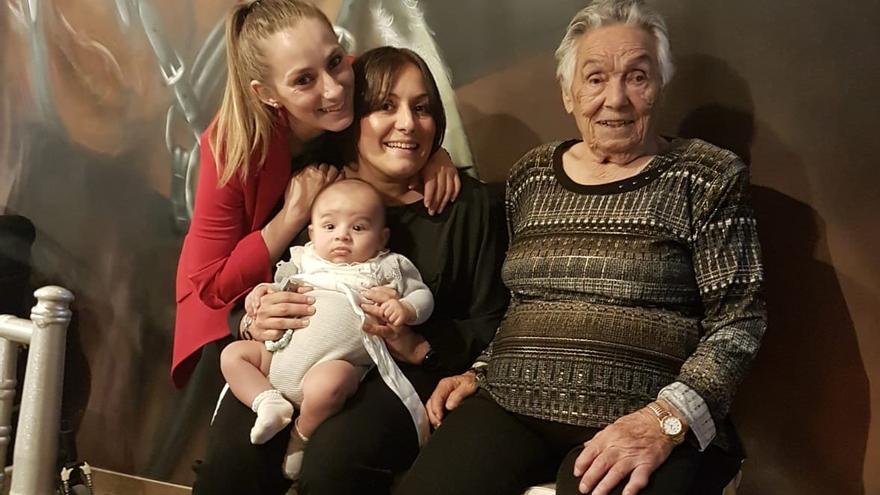 La mujer centenaria con sus nietas Lucía y María y con su biznieto Nel. F. D.