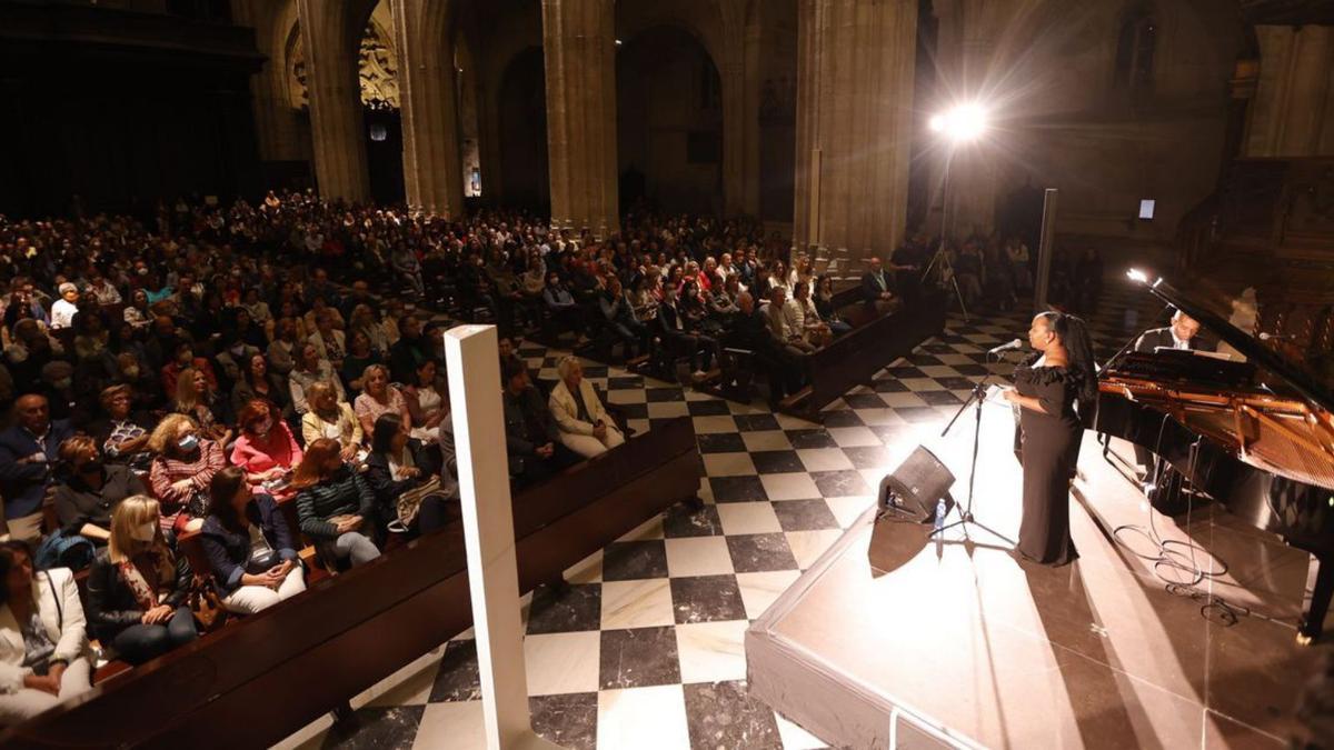 Gran expectación a las puertas de la Catedral, el Bellas Artes y el Auditorio