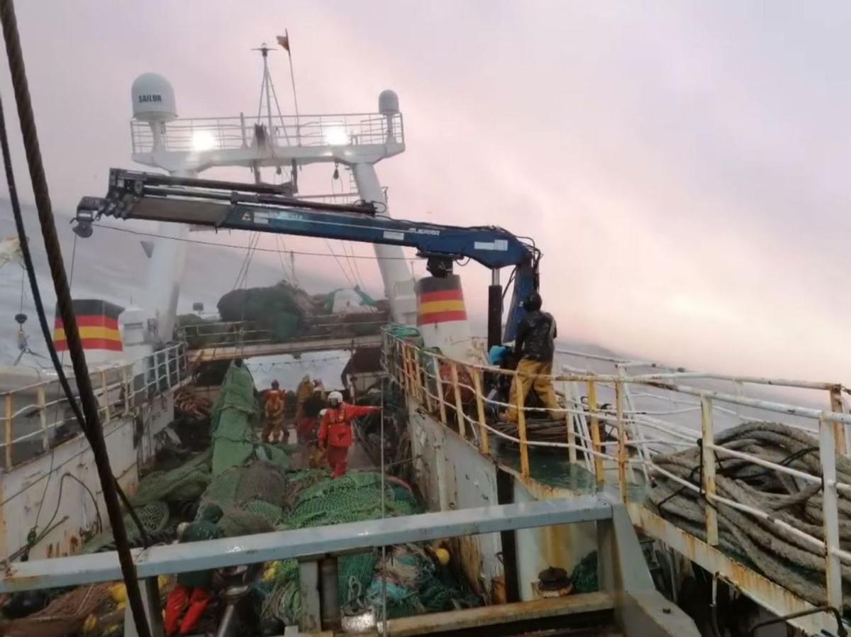 Tripulación del 'Pitanxo' en cubierta en una marea anterior al naufragio.