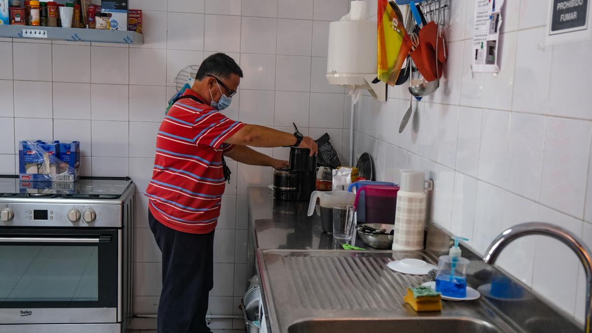 Juan, en la cocina del albergue de Bravo Murillo.