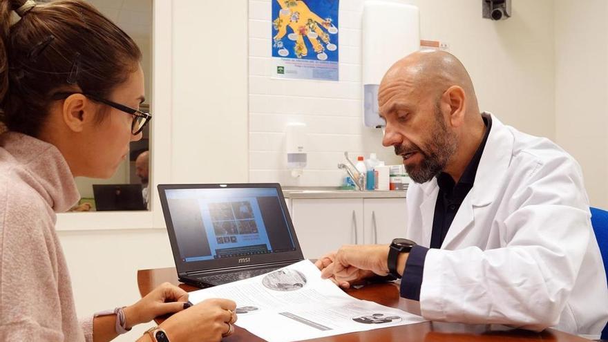 El profesor José Miguel Morales, autor principal del artículo sobre diabetes, en un laboratorio de la Facultad de Ciencias de la Salud.