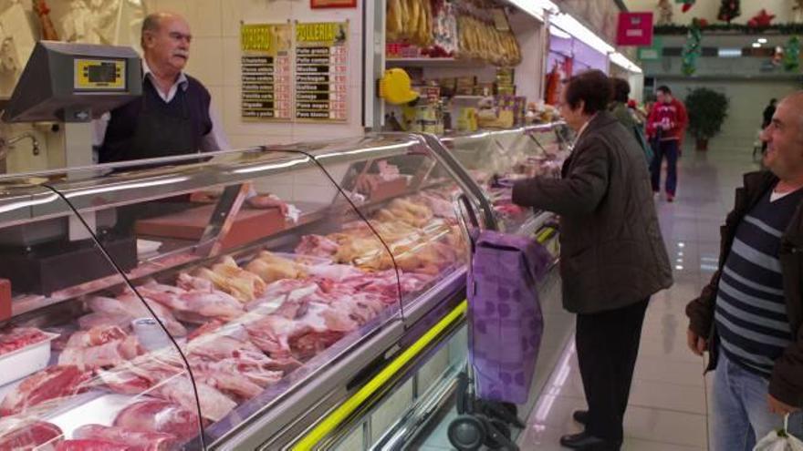 Clientes comprando en uno de los mercados municipales.