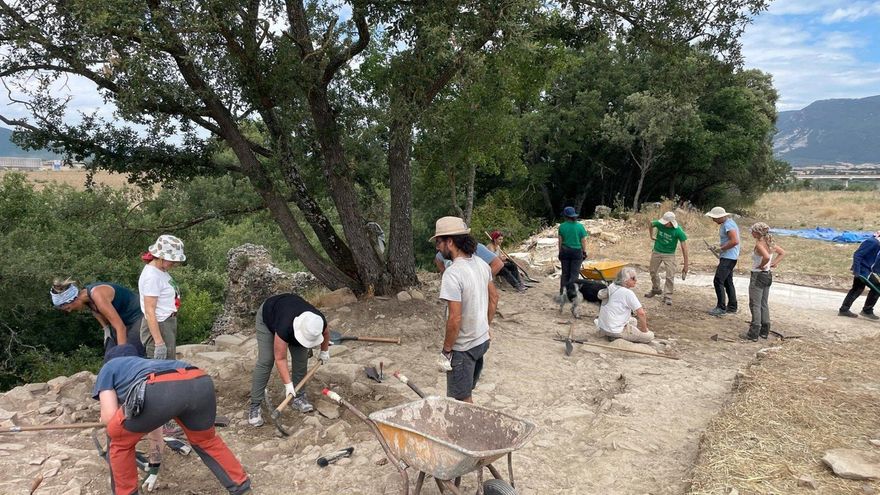 Comienza la quinta campaña de excavación en el yacimiento de El Forau de la Tuta, en Artieda
