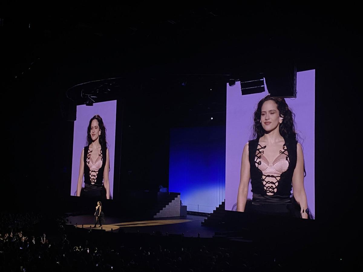 Rosalía practica el xinès al confessionari del seu concert a Lisboa: "¿Com es diu 'ets una gossa'?"