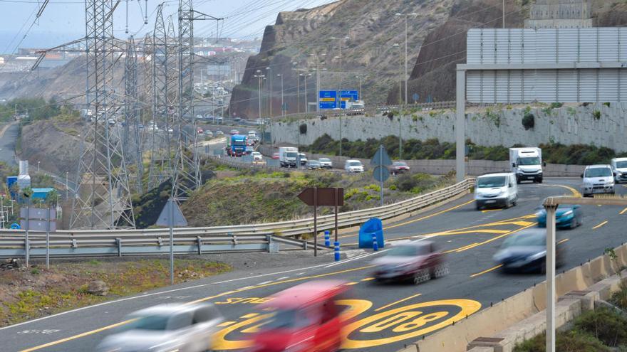 La central eléctrica y vehículos en la circunvalación de Las Palmas de Gran Canaria.