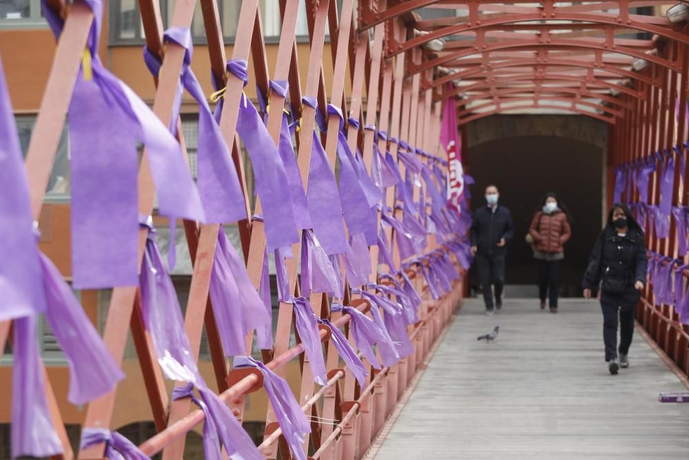 UGT tenyeix de fum lila el pont de ferro de Girona per reivindicar el paper de la dona