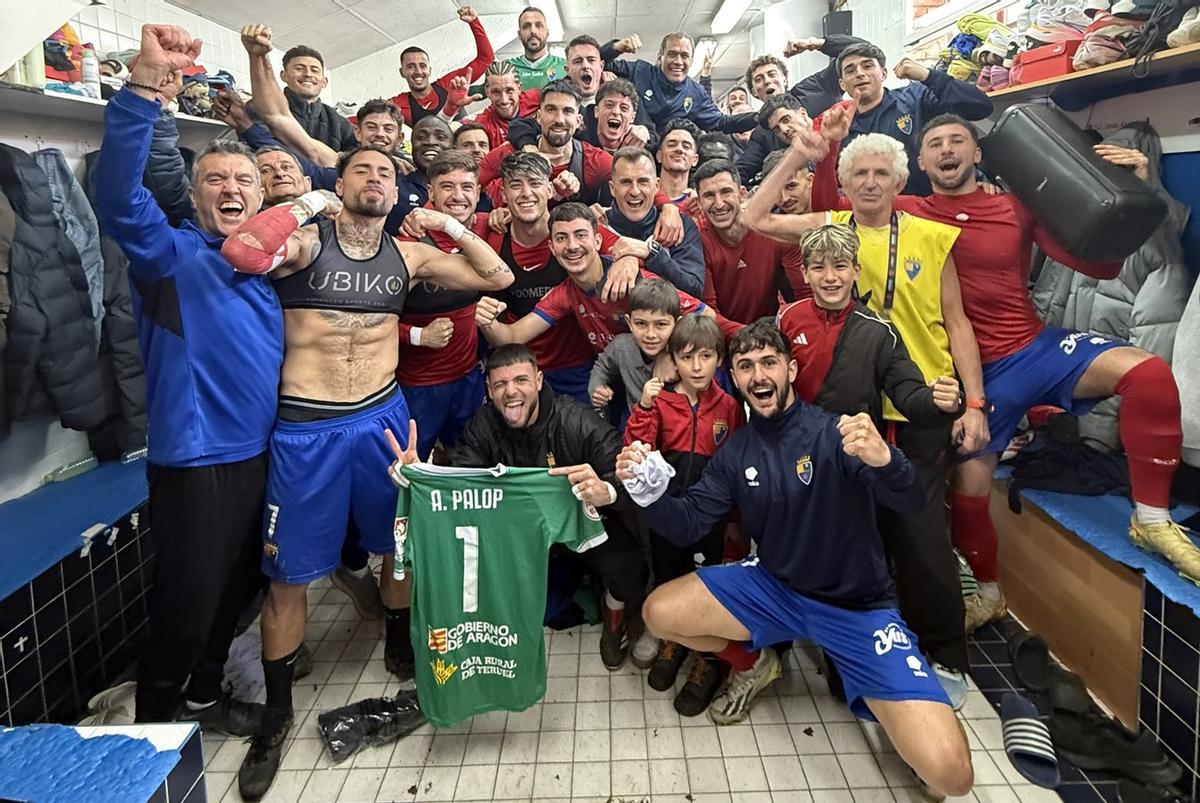 Los jugadores del Teruel celebran la victoria en el vestuario en Pinilla.