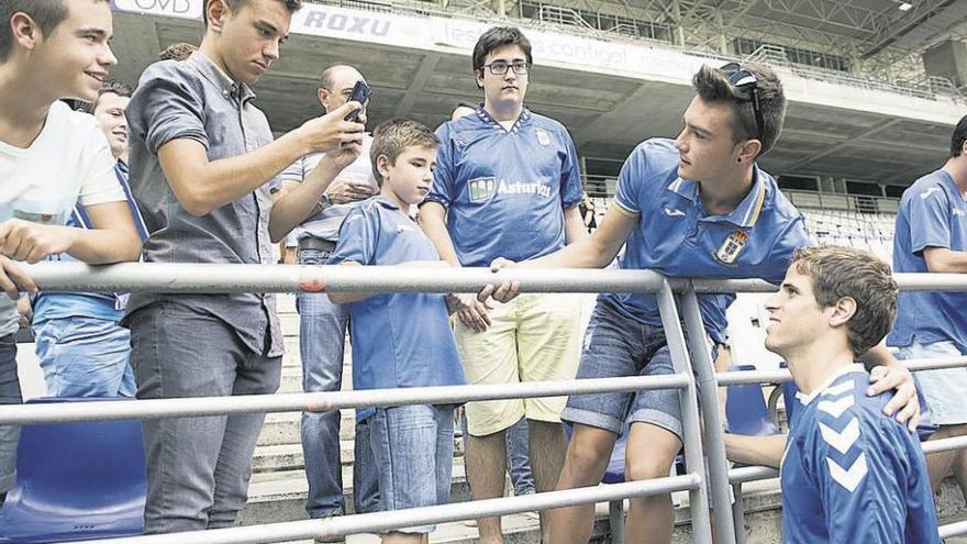 Pablo Hervías se hace una foto con uno de los aficionados que acudieron a su presentación. maría gómez