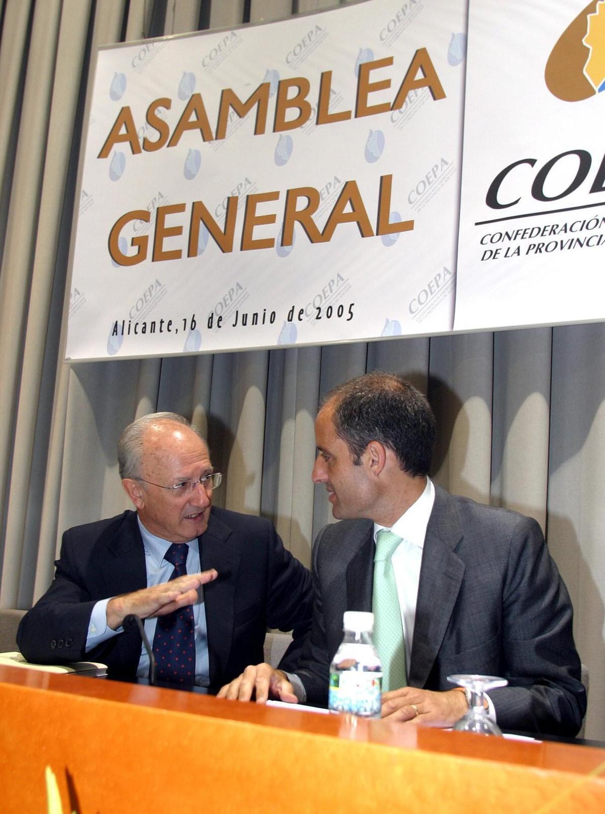 El empresario, junto al entonces presidente de la Generalitat, Francisco Camps, en una asamblea de Coepa.