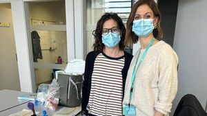 La paciente Irene Nevado (izquierda), quien recibió una terapia basada en virus bacteriófagos (fagos), y la bióloga Pilar Domingo-Calap, quien la desarrolló.