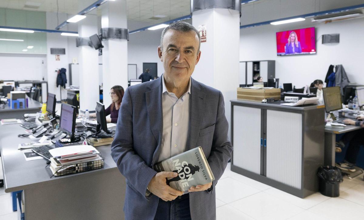 Lorenzo Silva en la redacción de EL PERIÓDICO DE ARAGÓN.