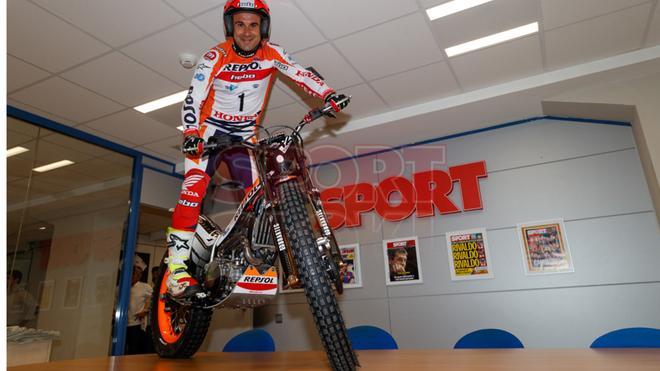 Toni Bou visita la redacción de Sport