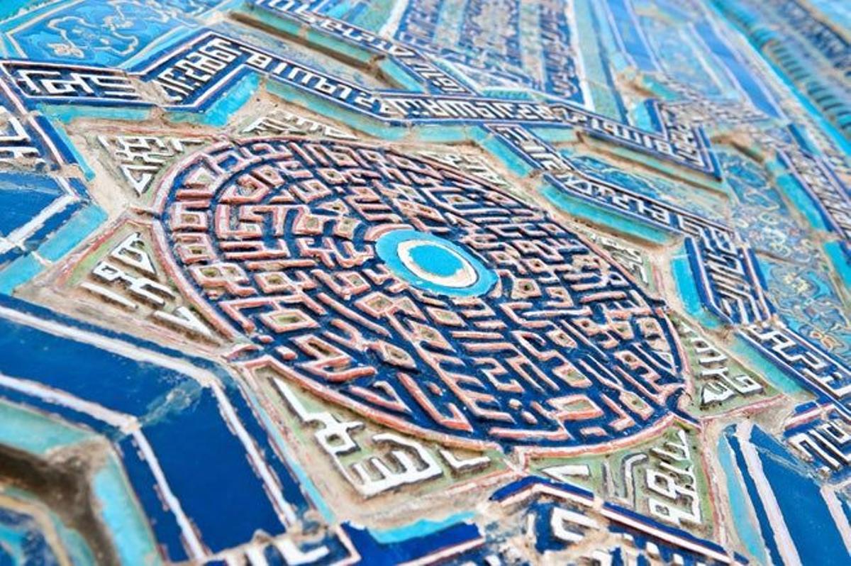 Detalle de la decoración inslámica de la necrópolis de Shah-i-Zinda de Samarcanda, en Uzbequistán.