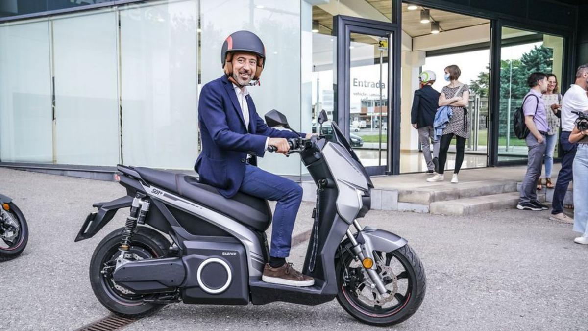 L’alcalde Marc Aloy va provar una moto elèctrica | SILENCE