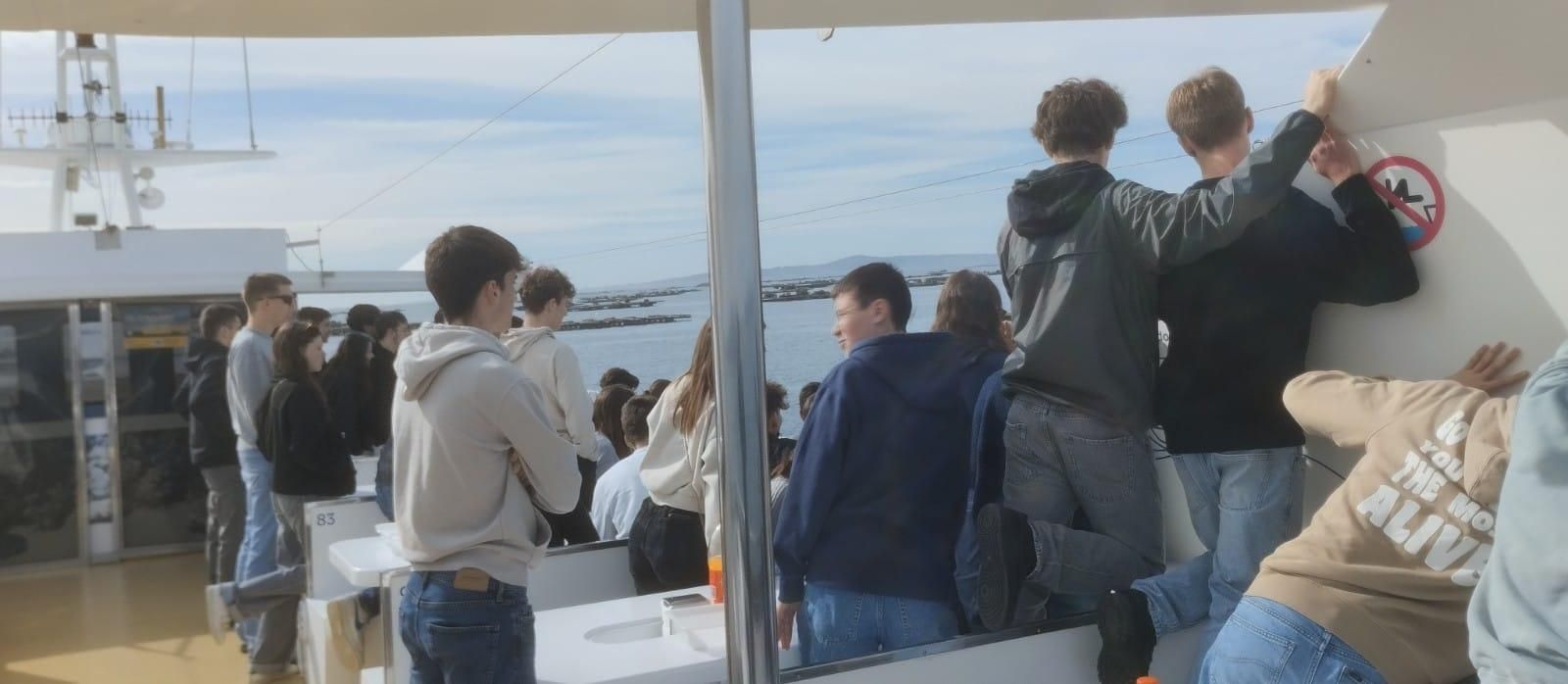 Alumnos franceses en el catamarán "Fly Delfín" realizando la Ruta de los Mejillones por la ría de Arousa.