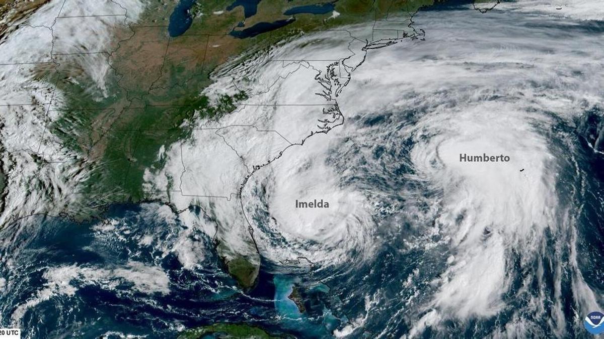 Imagen capturada por el satélite GOES-19 a los huracanes Imelda y Humberto azotando la costa este de Estados Unidos, en septiembre de 2025, capturada por Imagen la Oficina Nacional de Administración Oceánica y Atmosférica de Estados Unidos (NOAA)