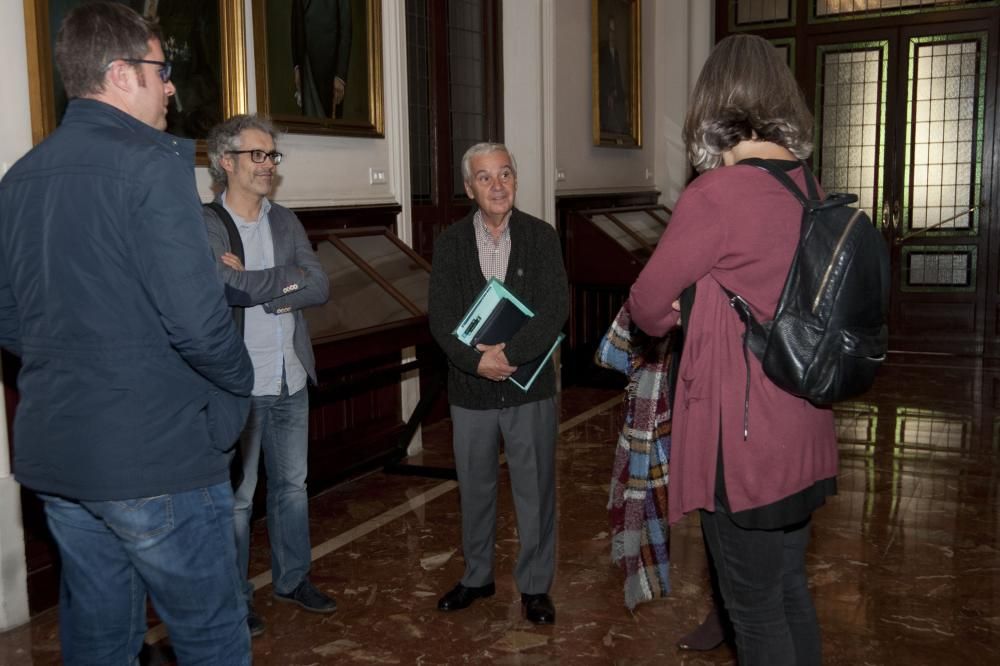 reunión entre representantes de la empresa concesionaria concesionaria del servicio de recogida de la basura con dirigentes de Faro de Monte Alto y con la concejal de Medio Ambiente, María García.