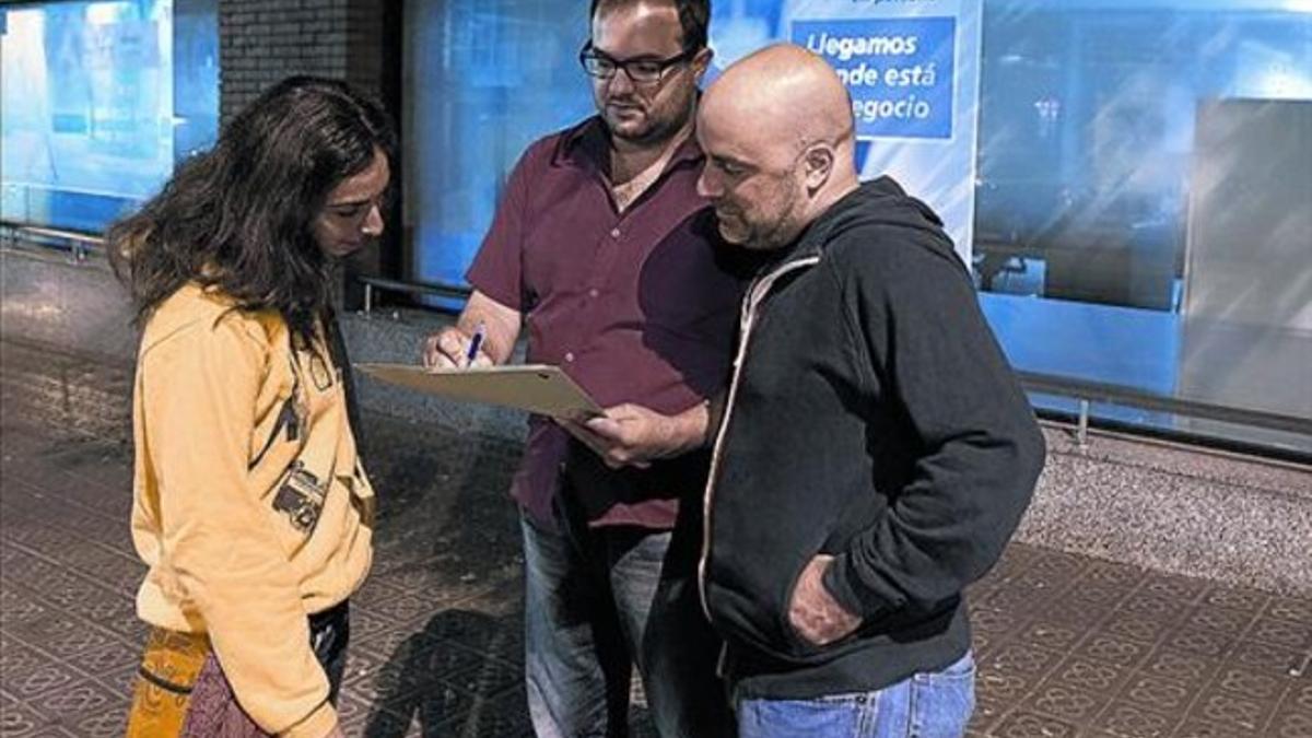 Un voluntario toma nota de la presencia de un indigente en el Eixample.