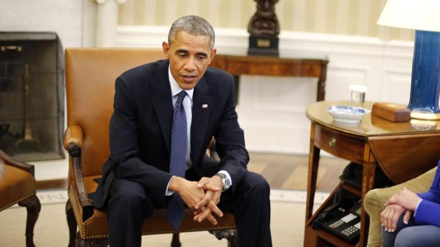 Obama se reúne con algunos ciudadanos en el despacho oval.