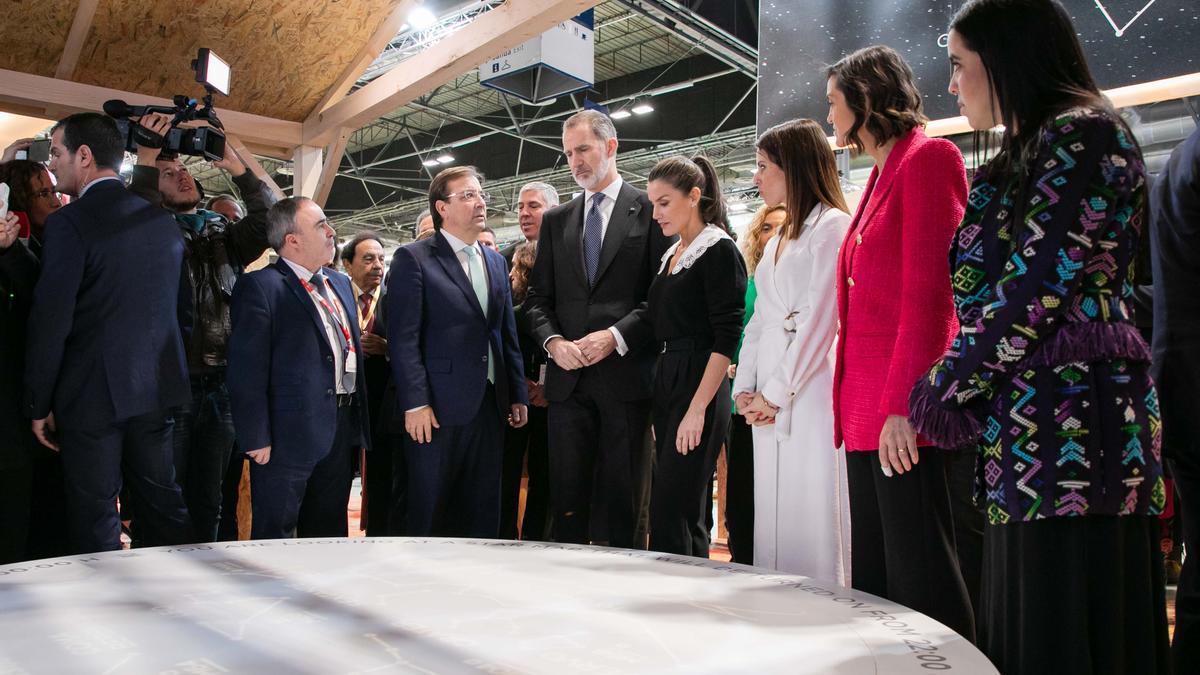 Los reyes de España esta mañana en el stand de Extremadura en Fitur.