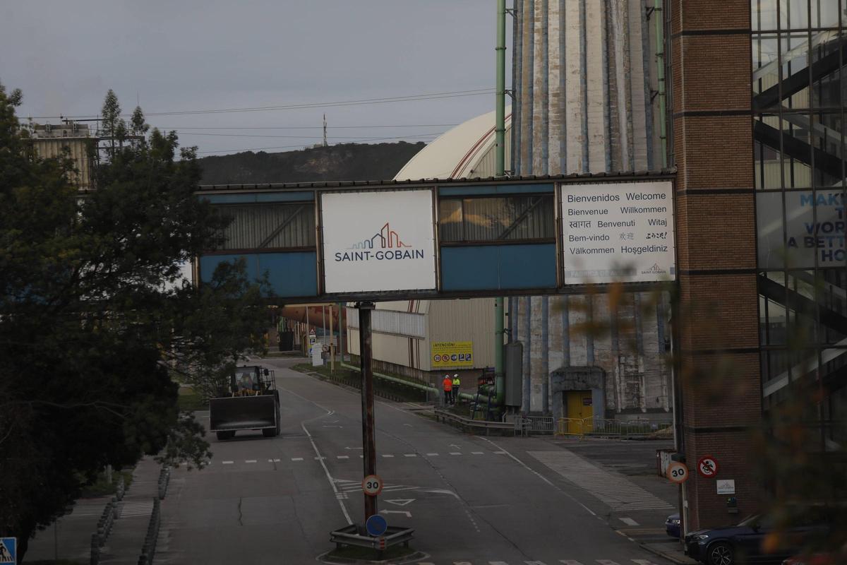 Una pala mecánica al pie de la torre depósito de agua de Saint-Gobain