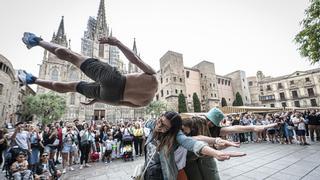 El Superman de Barcelona: salta hileras de hasta 11 personas por la calle