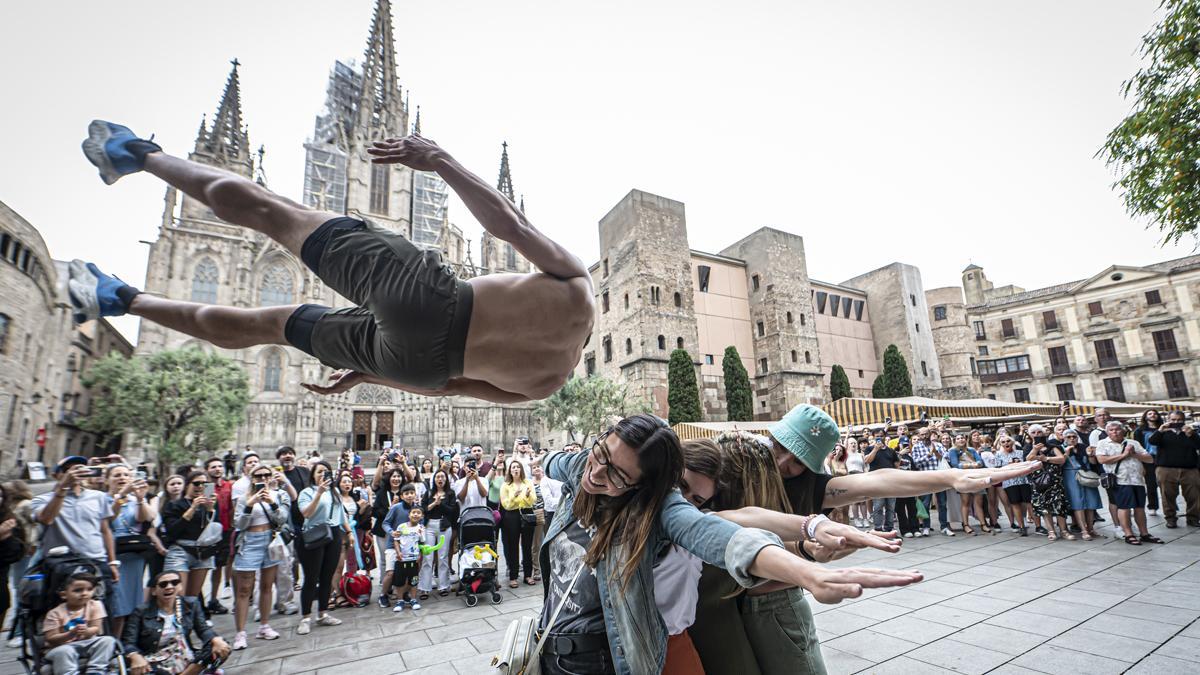 Acrobarcelona: piruetas mortales por las calles de Barcelona