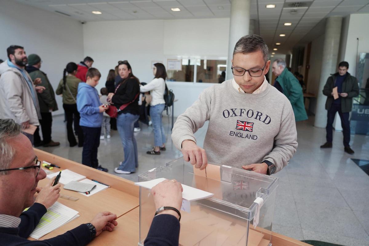Ángel Lozano Ortega votando.