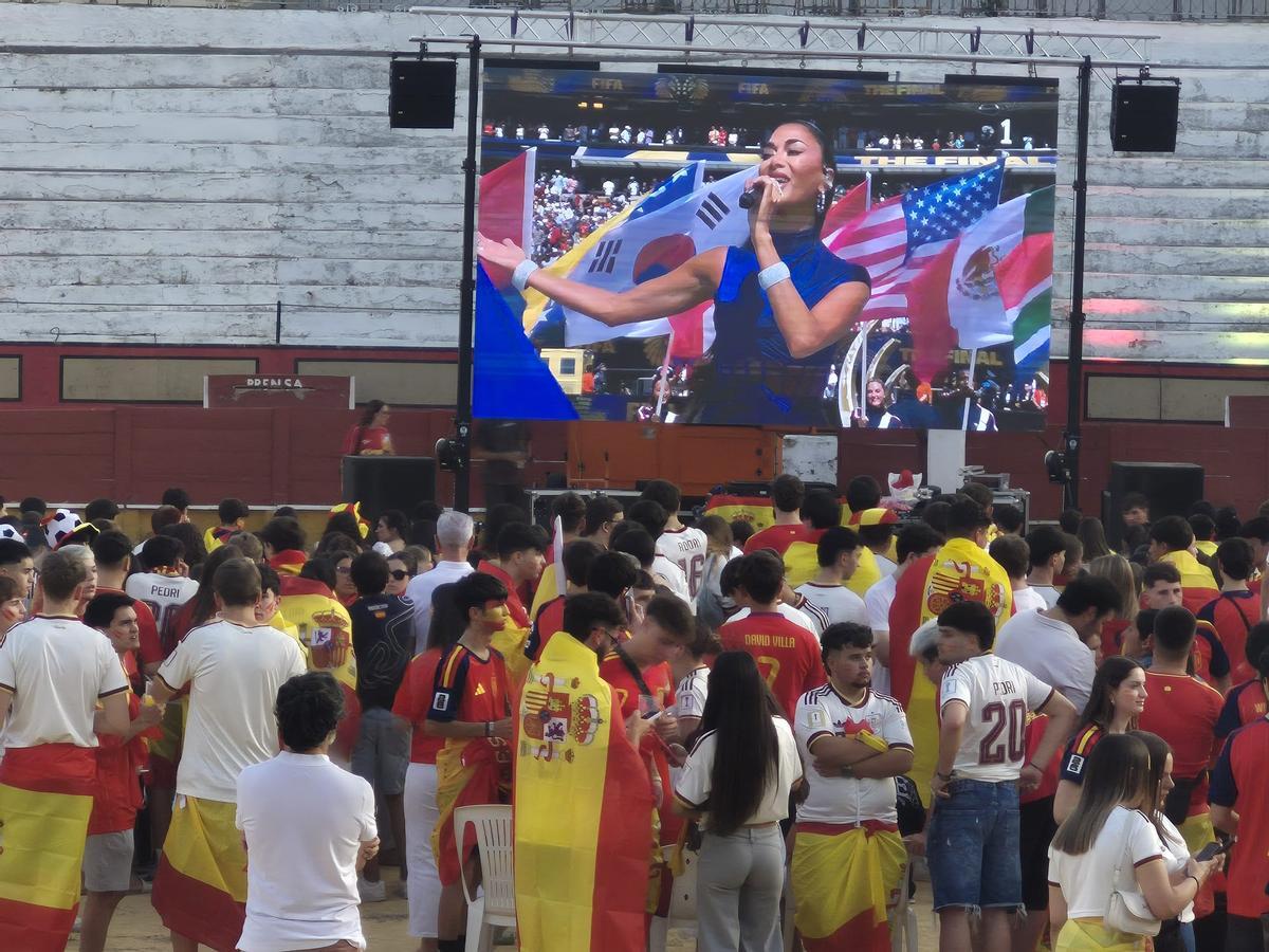 Así vive la provincia de Córdoba la final del Mundial: pantallas en las plazas y miles de aficionados. Así vive la provincia de Córdoba la final del Mundial: pantallas en las plazas y miles de aficionados.