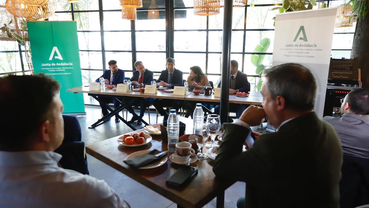 Juan Marín en la reunión con la Asociación de Jóvenes Empresarios de Córdoba.