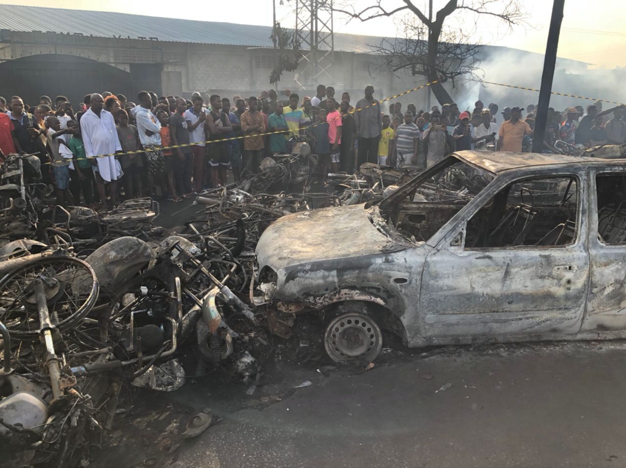 Decenas de personas observan los restos del camión explotado