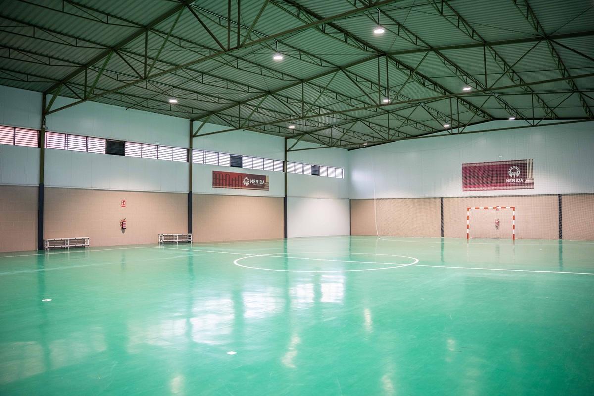 La pista polideportiva de La Antigua, ya está en uso tras las mejoras realizadas.