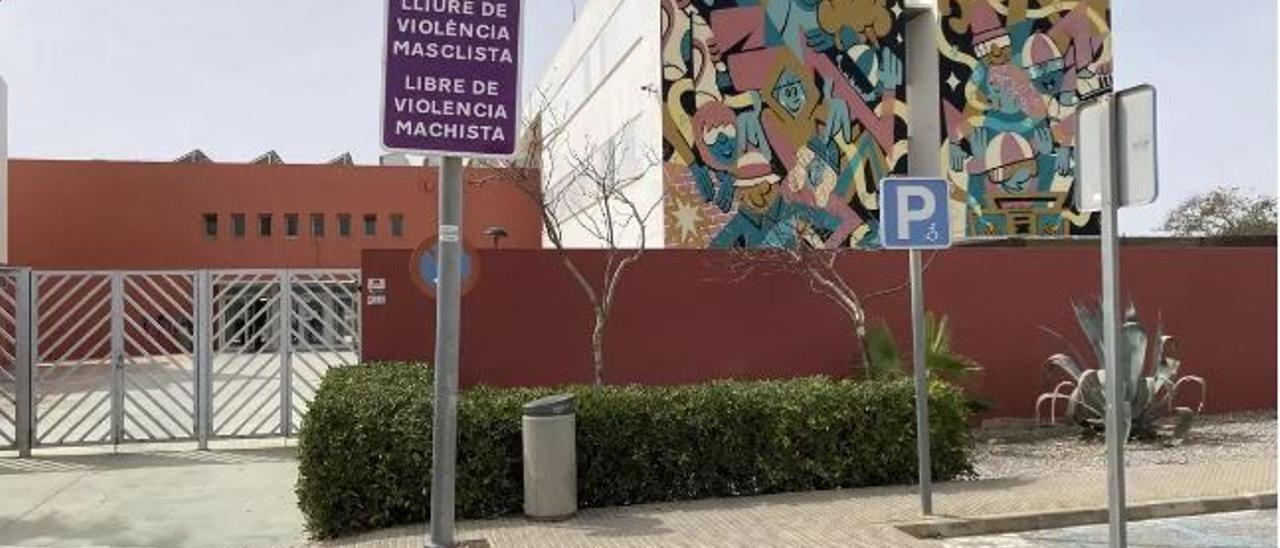 Uno de los rótulos contra la violencia machista instalados en el municipio de Sant Josep.