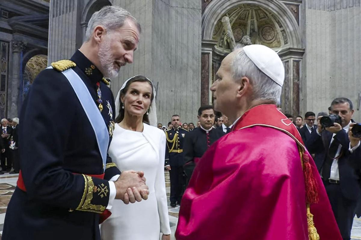 Felipe VI y Letizia conversan con el papa León XIV, tras finalizar la misa del inicio del pontificado, el 18 de mayo de 2025.